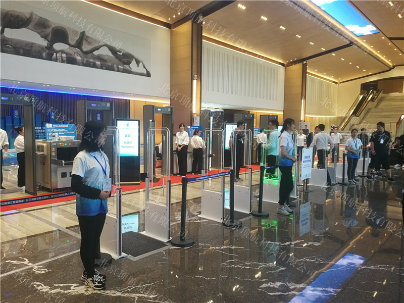 2019中国浙江星耀南湖·长三角精英峰会暨第二届G60科创走廊人才峰会在浙江省嘉兴市正式开幕。

    浙江省委常委、统战部长熊建平，人社部原副部长、中国人才研究会会长何宪，中国科学院党组成员、秘书长邓麦村，中国工业经济联合会执行副会长路耀华等应邀出席。
本次大会使用了北京顶航科技提供的RFID通道门系统，嘉宾只需佩戴胸卡走过通道门即可验证嘉宾身份，区分是否有权限进入，该方式方便快捷，能有效杜绝非参会人员入场。