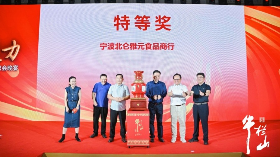 <p><span style="font-size: small;"><strong>连续两次为牛栏山定制互动与抽奖系统</strong></span><br />
<span style="font-size: medium;"><br />
</span>所有嘉宾都会在会议前收到专属的会议微网站。<br />
通过手机号即可登录查看个人行程信息。<br />
每个嘉宾都有专属的星云签到二维码。<br />
抵达会场后根据指引扫码签到后可以与自己的星云（第一届为帝王章）合影。<br />
<br />
抽奖服务则所有的参会的经销商都可以参与抽奖，根据主持人提示滚动公司名字抽取幸运的参会嘉宾。<br />
 </p>